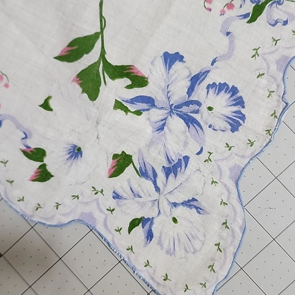 Three beautiful 1950s floral handkerchiefs #2 - Picture 7 of 7